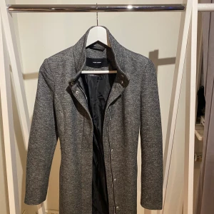 Grå Kappa - En grå kappa ifrån Vero Moda, andvänder få gånger! 