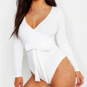  omlott body - En ribbad  omlott body som aldrig är använd, köpt från boohoo men säljs pga att den var för liten tyvärr. Har även samma modell i svart 