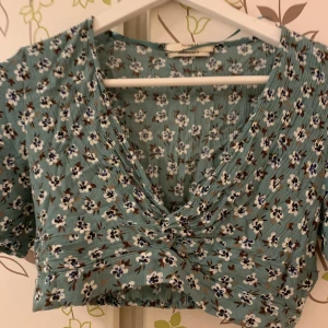 Blommig blus från Pull&Bear! - Superfin blommig blus som jag tyvärr råkade krympa i tvätten och passar därför inte mig längre. Storleken är M men nu är den mer som XS. Använd någon enstaka gång. 