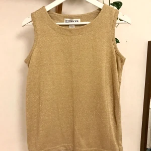 Guldigt linne, vintage, XS-M - Linne Vintage Guld och glitter, mjukt men stabilt tyg, otroligt härligt! Strl S - men funkar för både XS och M 50% polyester  25% bomull 24% metallic