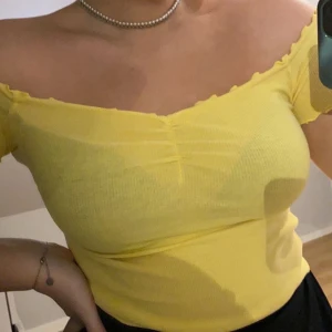 Topp i stl S - Topp från hollister som inte används. Stl S men super stretchiga, tyvärr fläckar under ärmen (inget som syns),frakten är inkluderad i priset💛💛💛💛