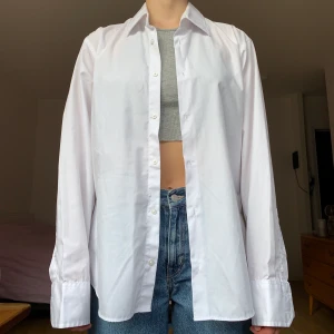 Vit skjorta - Vit herrskjorta från H&M, köpt second hand. Ej använd, mycket fint skick! +44kr frakt