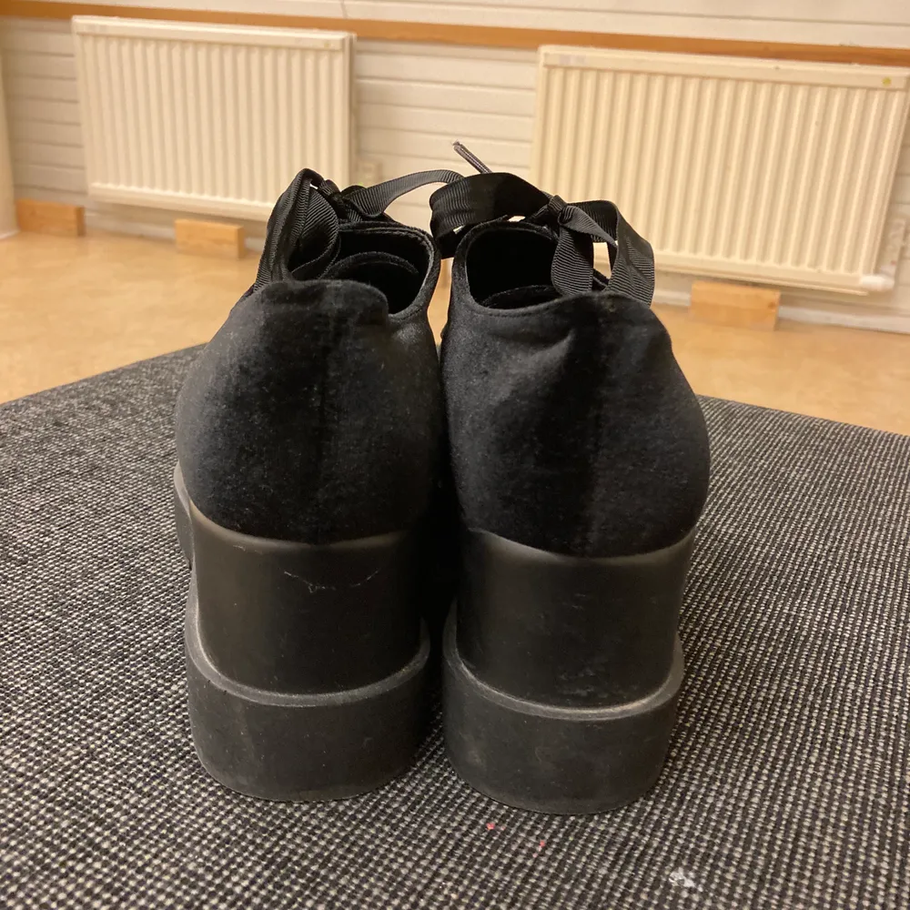 Sköna svartai platå skor i sammet som jag tyvärr aldrig riktigt har fått användan för. Som nya. Köptes för 499 kr. Skor.