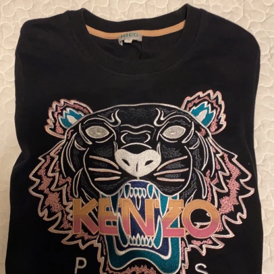 Kenzo tröja, som är använd sällan och har noll defekter.       Köpt för över 2000 kronor . Hoodies.