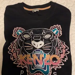 Kenzo tröja, som är använd sällan och har noll defekter.       Köpt för över 2000 kronor 