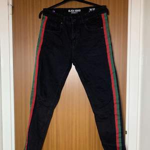 Ett par svarta skinny jeans från New Yorker. Storlek 30/32 och i bra skick. Har bara använts 1 gång. Jag är 180 cm