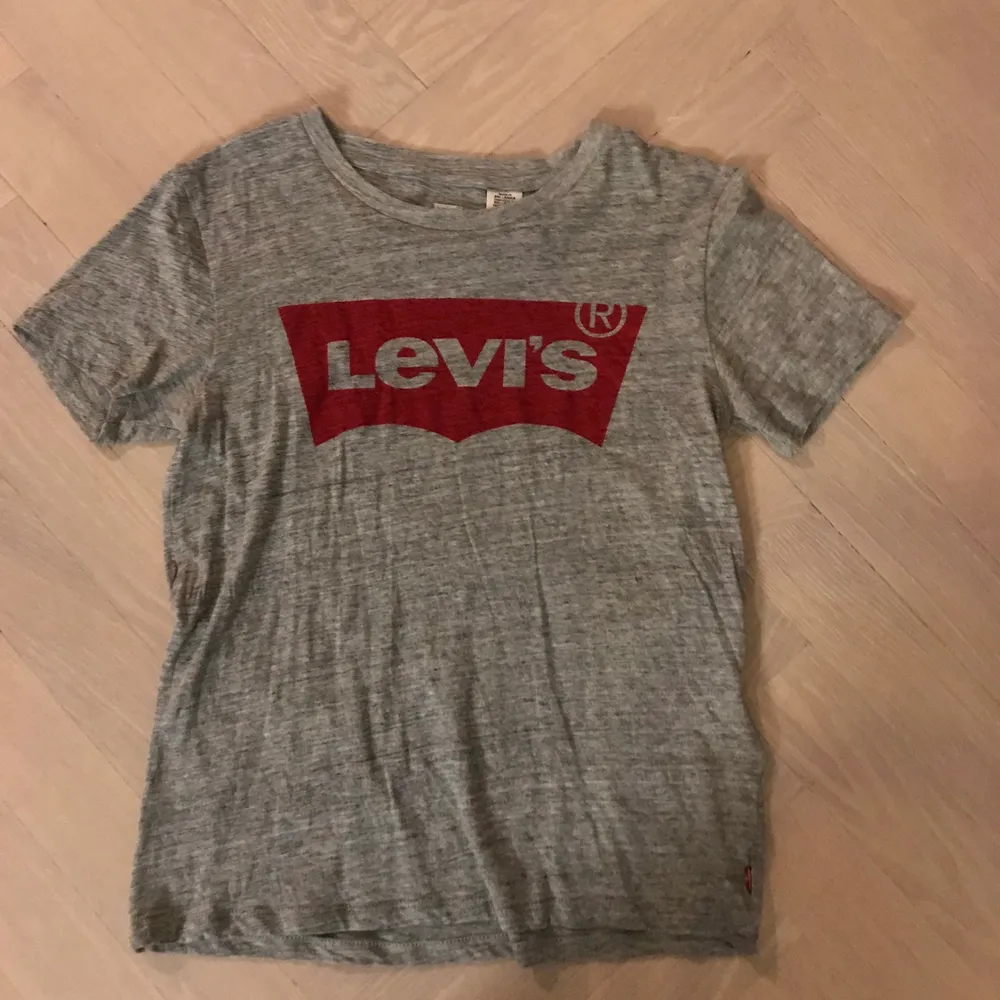 Säljer oanvänd Levis t-shirt. Storlek S. Kan mötas i Malmö, annars står köparen för frakten 💖. T-shirts.