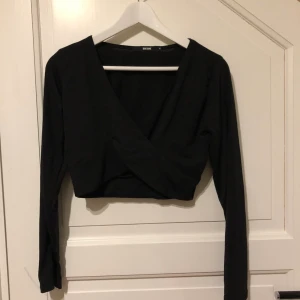 Tröja - Säljer denna omlott tröja från Bik Bok. Denna tröja var köpt secondhand. 