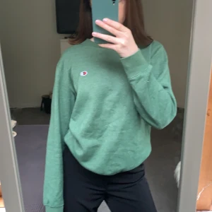 Championtröja - Jättesnygg grön tröja från champion i storlek S. Buda med start från 100kr, buda💕