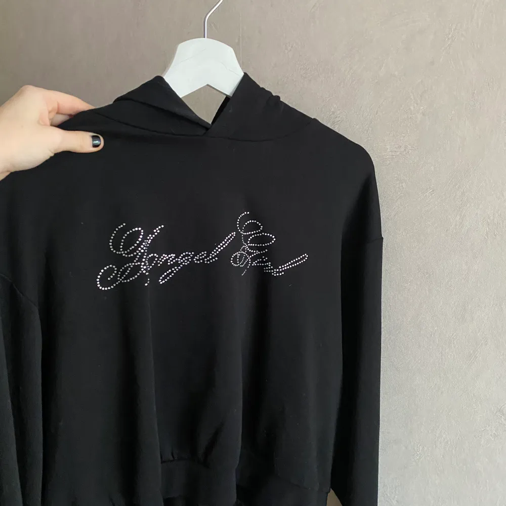 As ball hoodie köpt på hm för flera år sen i stl L men skulle säga att den är en M! Inte andvänd mycke alls av därav lite dammig, annars inga fläckar eller liknande! Köparen står för frakt 📦 . Hupparit & Collegepaidat.