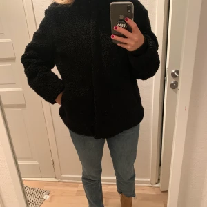 Jacka i pile, storlek M - Svart Teddyjacka i pile, knappt använd 