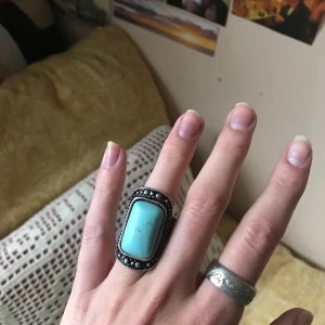 Ringar! - Så balla ringar! Dessvärre för stora på mig som har ganska smala fingrar💔 Den blå är såld! Den silvriga får du för 40 inklusive frakt🥰