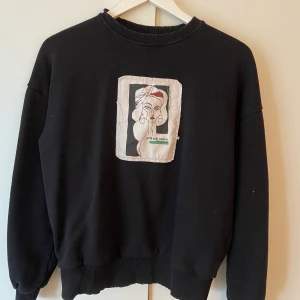 NA-KD tröja storlek S - Svart sweatshirt med coolt tryck från NA-KD. Normal i storleken. Frakt tillkommer 💜💕