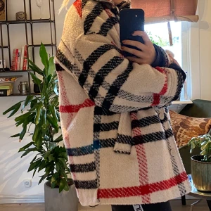 Kappa/jacka  - Oversized, mönstrad kappa/jacka från Weekday. Storlek M. Älskar den, men kommer tyvärr inte till användning. Säljes för 400kr + frakt!