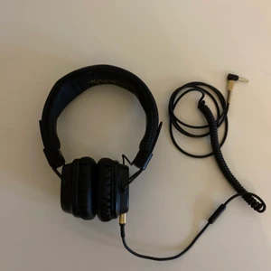 Marshallhörlurar  - Säljer mina Marshall hörlurar som jag inte får användning för längre. Hörlurarna är i fint skick. Ordinarie pris 799. Frakten ingår💗