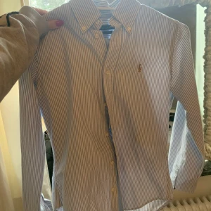 Skjorta Ralph lauren - Jättefin skjorta, ljusblå och vit randig. Aldrig använd!!
