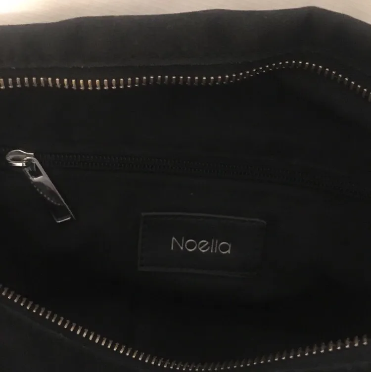 Super fin väska i svart mocka från Noella, använd men i fint skick! Köpt på miinto, Kan fraktas och mötas upp i Uppsala💕. Väskor.