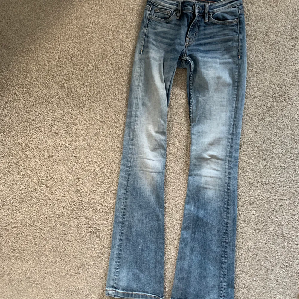 Det är tajta lågmidjade bootcut jeans som sitter väldigt bra. Jag säljer de för att de inte kommer till användning längre. De är köpta för 1100kr och säljer för 300kr men man får själv stå för frakt om man det inte går att mötas upp :). Jeans & Byxor.
