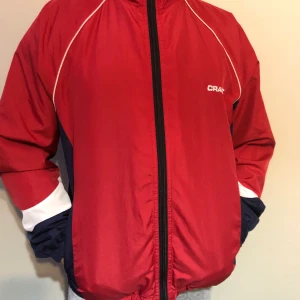 Tunn jacka - Säljer nu min tunna jacka”regn jacka” pga att den aldrig kommer till användning! Använd Max tre gånger men riktigt sparsamt. Passar nog stl 38 också. Kom privat för fler bilder eller frågor🥰