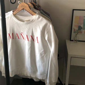 Vit tröja - Vit tröja från hm. Fint skick, knappt använd. Köparen står för frakten✨