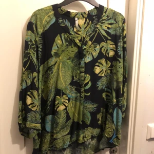 Djungel tröja  - Använd få tal gånger(sparsamt) storleken stämmer. Kom privat för fler bilder eller frågor🥰