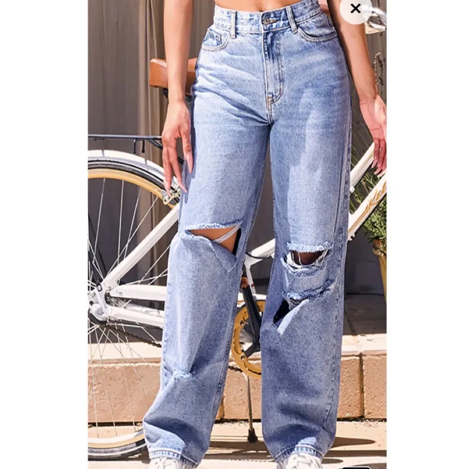 Boyfriend jeans från pretty Little thing. De är tyvärr lite för korta för mig(är 180 lång). De passar även för större storlekar då jag är en M/38. Du står för frakten. Jeans & Byxor.