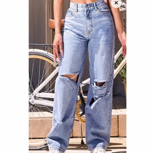 Boyfriend jeans  - Boyfriend jeans från pretty Little thing. De är tyvärr lite för korta för mig(är 180 lång). De passar även för större storlekar då jag är en M/38. Du står för frakten