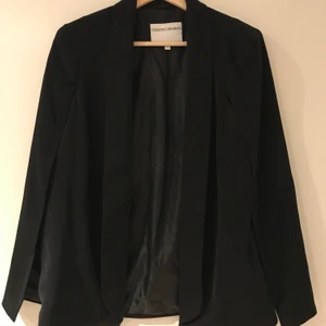 Cape från Therese Lindgren  - Ärmlös Cape från Therese Linddgrens Kollektion för NA-KD. Väldigt fint skick!