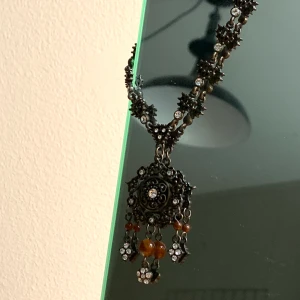 halsband - Köpt på en secondhand-butik. Köper du flera saker lägger jag ihop frakten<3 Betalning via swish.🤎