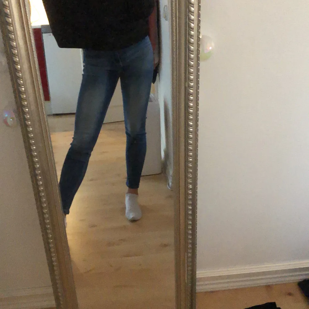 Jeans som är ljusare på låren och rumpan. Frakt ingår i priset. Jeans & Byxor.