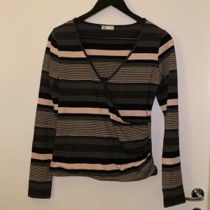 V-ringad stickad tröja Storlek M - En ganska tunn stickad tröja från Cubus, väldigt mysig och snygg till jeans, använd 2 gånger, anpassar sig efter kroppen. Storlek M