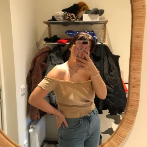 Topp från Gina tricot - Fin off shouldertröja (kan has på axlarna också, blir fyrkantig urringning då) säljer alla mina plagg för 95 kr men paketpris finns 😇 frakten är inkluderad :)) 