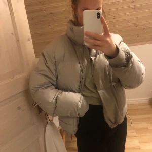 ULTIMATE PUFFER Missguided - Säljer denna superfina beigegrå pufferjacka från Missguided som är i jättefint skick! Storlek 36 men passar xs-m. Buda privat eller i kommentarerna! Frakt tillkommer på 66kr HÖGSTA BUD 300kr