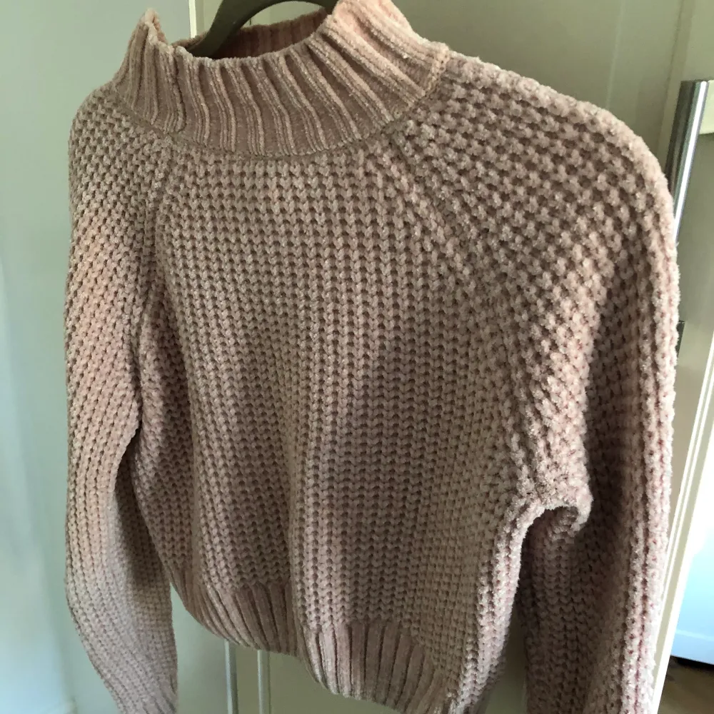 Super fin stickad tröja i ett super skönt och mjukt material. Ljus rosa färg och är i storlek S! . Tröjor & Koftor.