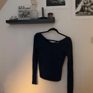 & Other Stories Mörkblå Räflad Långärmad Tröja  - En mörkblå räflad långärmad tröja från & other stories. Toppenskick! Strl 36, skriv för mer info! 