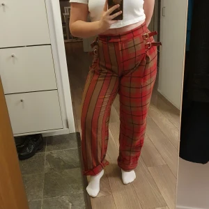 Monki byxor - Asymetriskt mönstrade byxor som bara har används ett fåtal gånger.