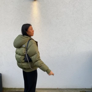 North face jacka - Strl XS, dunjacka med luva, många fickor. Kan skicka fler  bilder eller info vid intresse. 