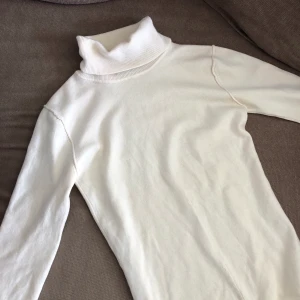 Polotröja  - Vit/äggskalsfärgad polotröja från märket Sand. Köpte den här på plick men tyvärr så passade den inte mig :( bild 2 är lånad från förra köparen! Möts upp i Malmö, annars står köpare för frakt 💕