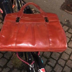 Cp company röd läderväska - Vintage väska i fint skick med fin patina.  Rött läder med mockafoder prydda med Cp’s emblem. Fina mässingsdetaljer. 