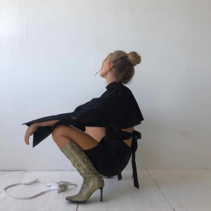 Klänning  - Oanvänd klänning med prislapp kvar på ifrån Hanna Schönberg X NA-KD i storlek 36 