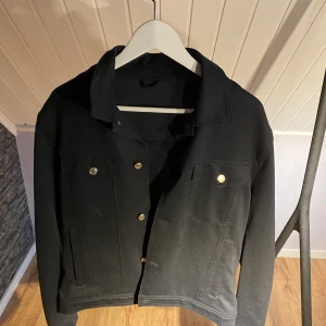 Tunn jacka - Svart, tunn jacka köpt på Zara förra året. Den är använd kring 5 gånger. 