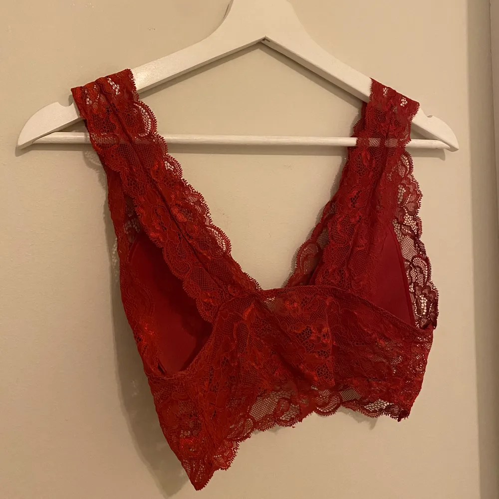 Röd bralette från Lindex i storlek 75B ungefär. Köptes för 200kr, säljer för 60kr. Använd en gång.. Toppar.