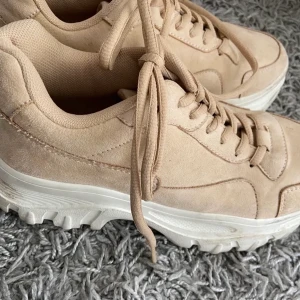 Skor  - Super fina skor i beige. I storlek 37💓