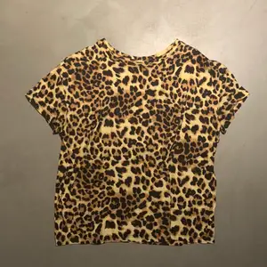 Leopard t-shirt. Storlek 34. Knappt använd. Skriv för fler bilder 🥰 🐆 