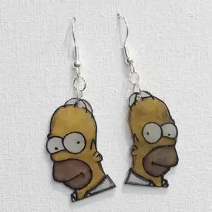 Örhängen-Homer Simpson i plast, ca 3x2cm❗️Fri Frakt❗️🔔Vänligen meddela bara om du har funderingar eller om du har bestämt dig för att köpa🔔