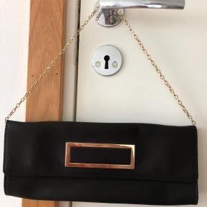 Ny clutch i satin ✨ - Superfin ny clutch