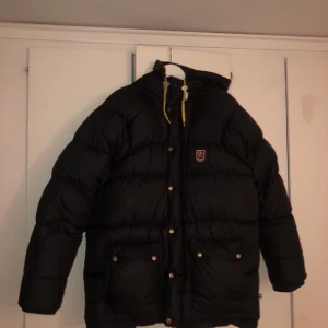 Fjällräven expedition jacka - storlek S, men väldigt stor i storleken
