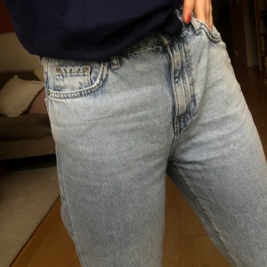 MOM jeans från Gina tricot - Bra skick! Inte använda så mycket. Säljer då jag inte använder dessa längre. Skriv privat för fler bilder ! Buda! 