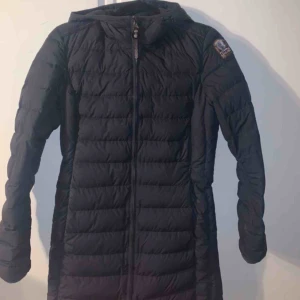  - Mörkblå parajumper jacka med ett hål i ryggen som e ihopsytt annars i perfekt skick vid snabb affär kan priset sänkas mke 