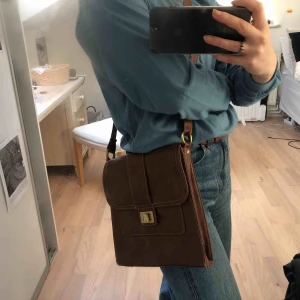  - Brun väska med gulddetaljer köpt second hand, frakt tillkommer :)